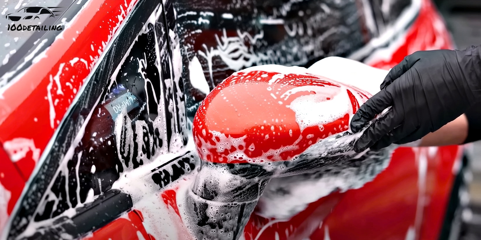mytí auta pomoci mycí rukavice a autosamponu fresso